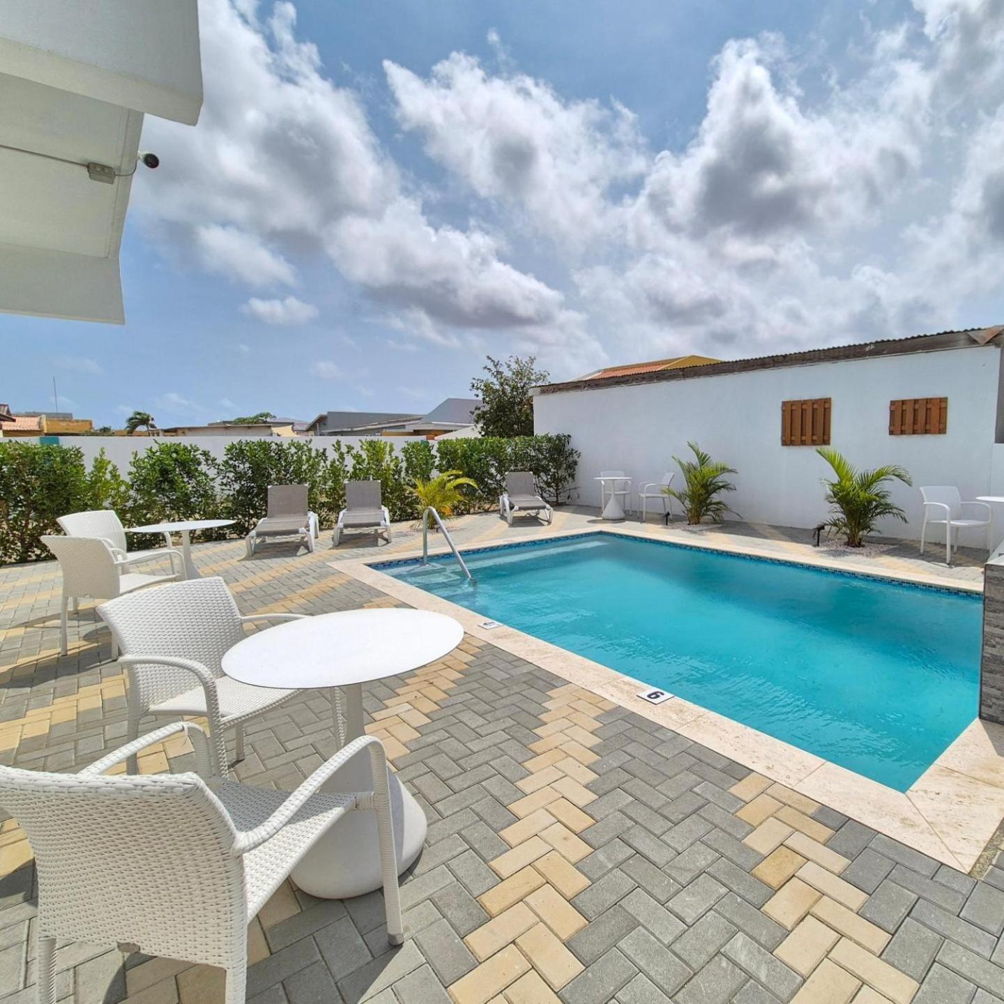 Ocean Breeze Apartments In Aruba Oranjestad Luaran gambar