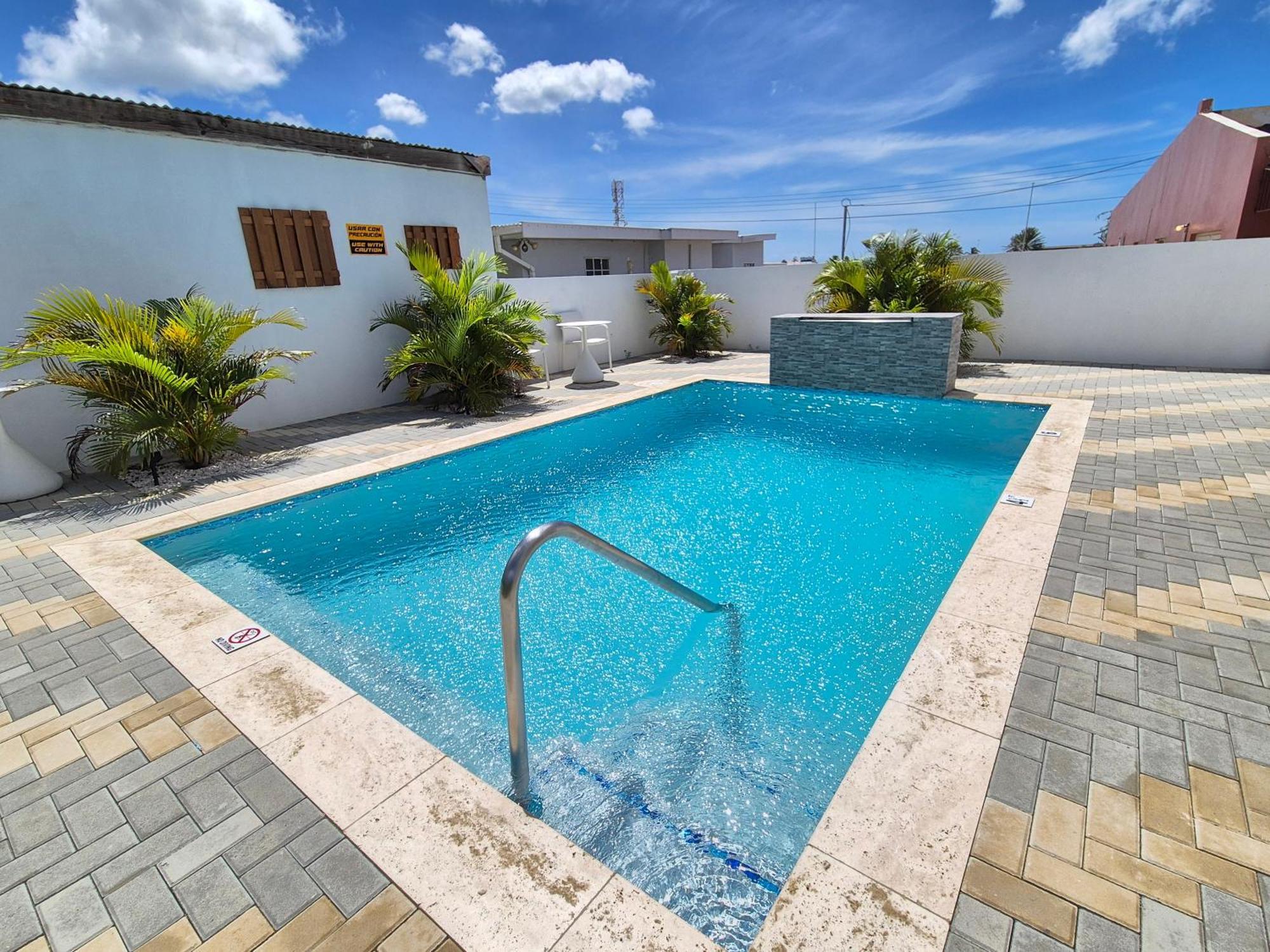 Ocean Breeze Apartments In Aruba Oranjestad Luaran gambar